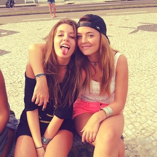 FRIEND IN BEACH