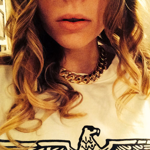Honey blonde tip curls