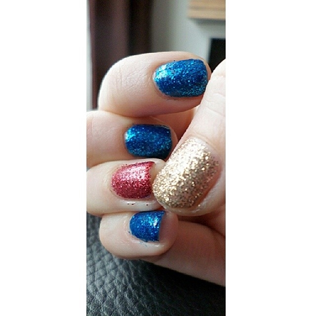 Cute little glittery nails Cute little glittery nails