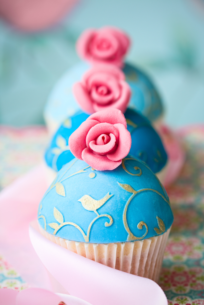 Blue Cupakes with Pink Roses