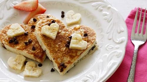 Pancakes with bananas and chocolate chip