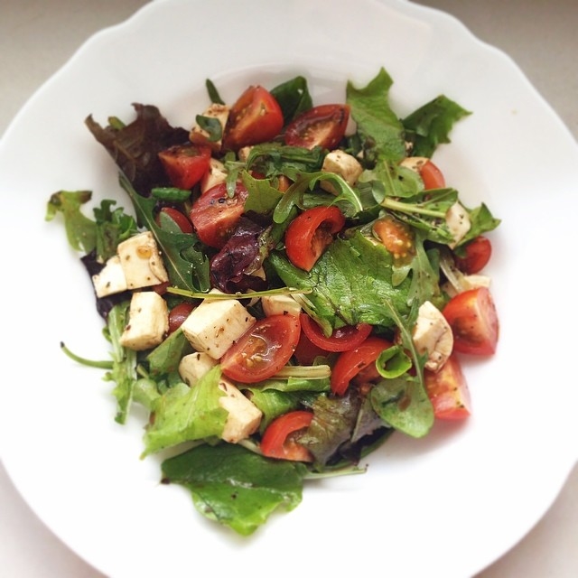 Salad with mozzarella 