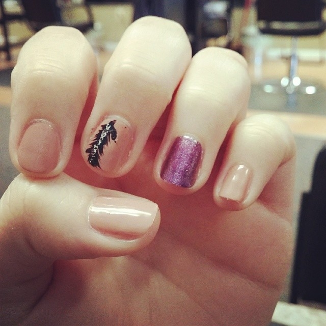 Feather nail art Feather nail art