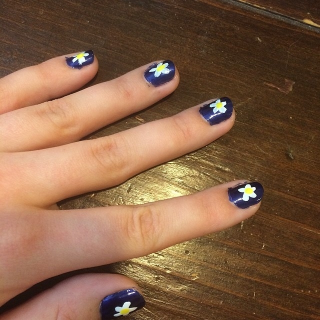 Daisy nails Daisy nails