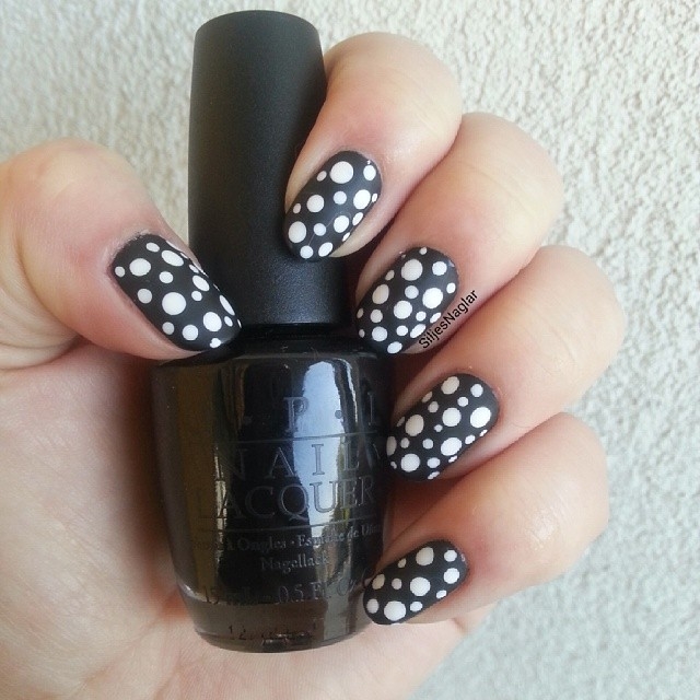 Black dotted nails Black dotted nails