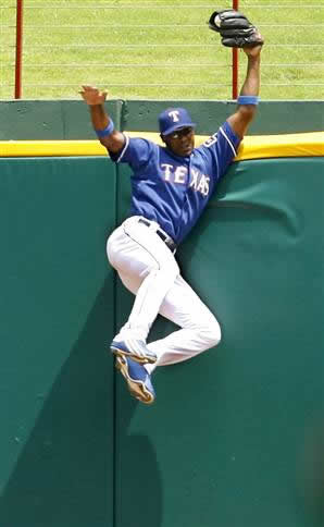 HOME RUN SNAG, OUTFIELDER, MAKING A PLAY, ROBBERY, BASBEBALL HOME RUN SNAG, OUTFIELDER, MAKING A PLAY, ROBBERY, BASBEBALL