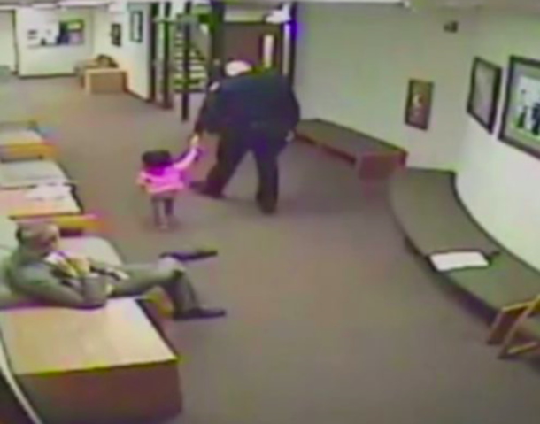 ​Cop Watches A Father's 2-Year-Old Daughter During Court, He Returns And His Heart Melts - picture 3