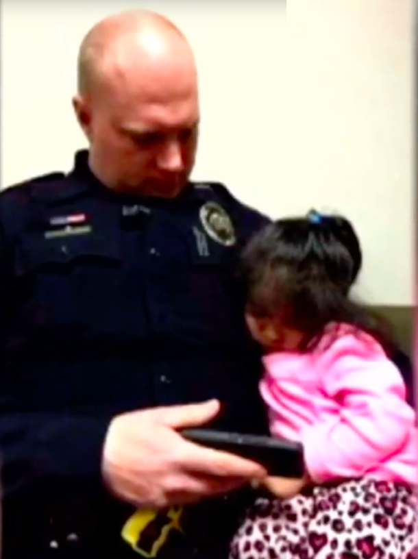 ​Cop Watches A Father's 2-Year-Old Daughter During Court, He Returns And His Heart Melts - picture 4