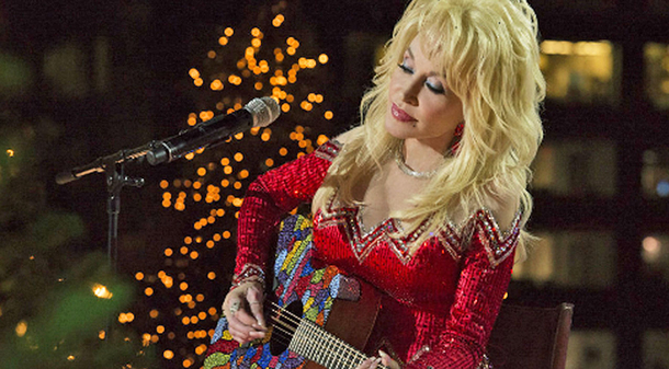 ​Dolly Parton Chills Rockefeller Center With Remarkable 'Christmas Of Many Colors' - picture 2