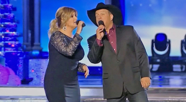 ​Garth Brooks And Trisha Yearwood Kick Off Christmas Season With A Very Merry Holiday Classic - picture 2