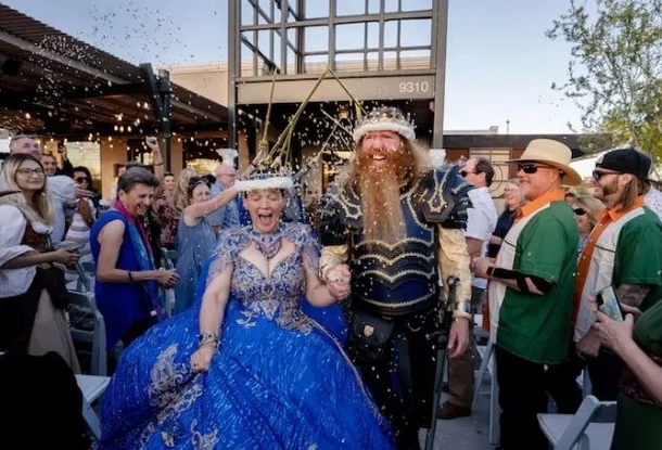 ‘I will never forget’: Woman gets married at the exact burger chain where she was fed as a homeless teen - picture 5