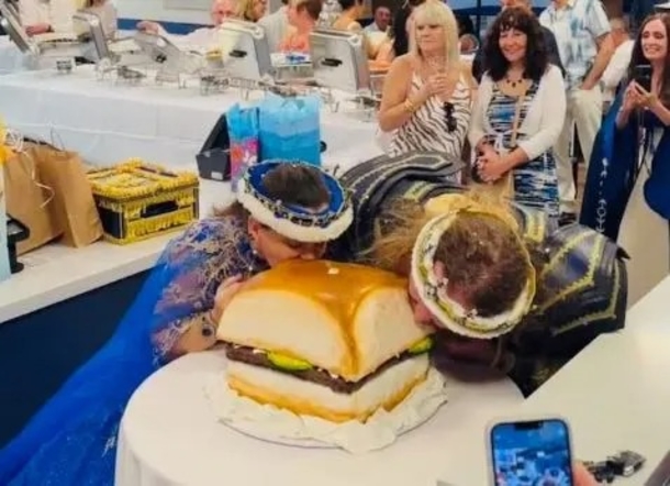 ‘I will never forget’: Woman gets married at the exact burger chain where she was fed as a homeless teen - picture 6