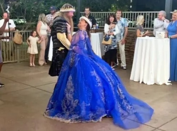 ‘I will never forget’: Woman gets married at the exact burger chain where she was fed as a homeless teen - picture 8