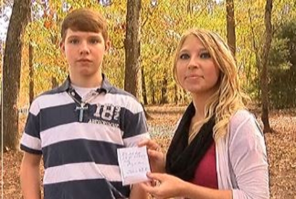 'Strange' Woman Waited For Mom To Walk Away, Slides Boy Shocking Note (Photos) - picture 2