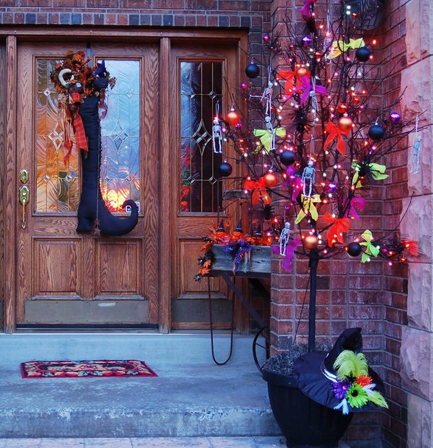 10+ Awesome And Cool Halloween Porch Decoration Ideas - picture 11