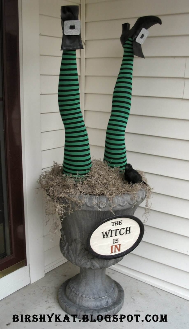 10+ Awesome And Cool Halloween Porch Decoration Ideas - picture 6