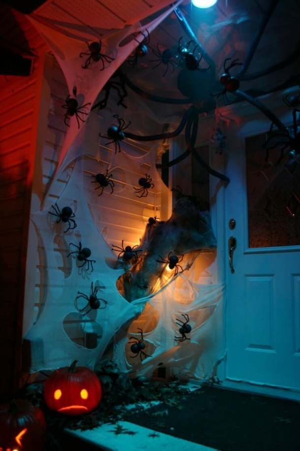 10+ Awesome And Cool Halloween Porch Decoration Ideas - picture 7