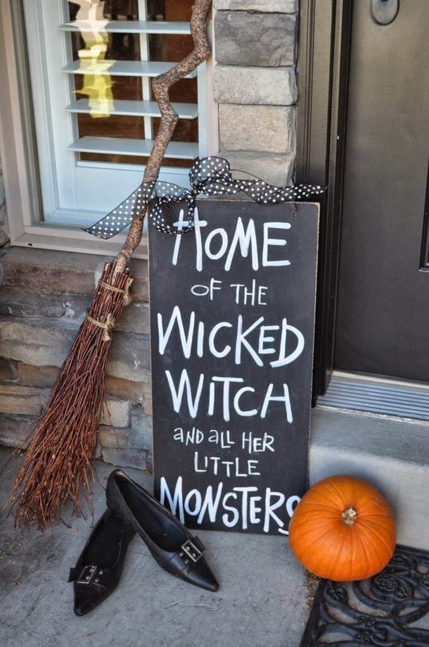 10+ Awesome And Cool Halloween Porch Decoration Ideas - picture 8