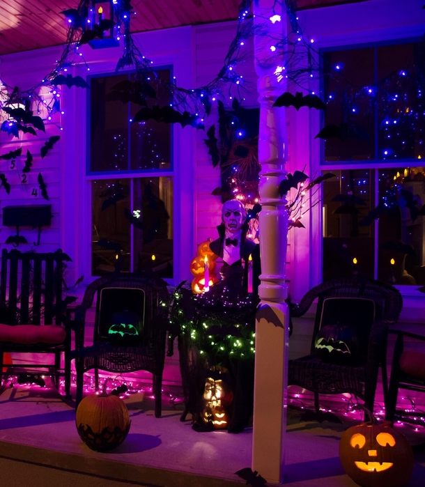 10+ Awesome And Cool Halloween Porch Decoration Ideas - picture 9