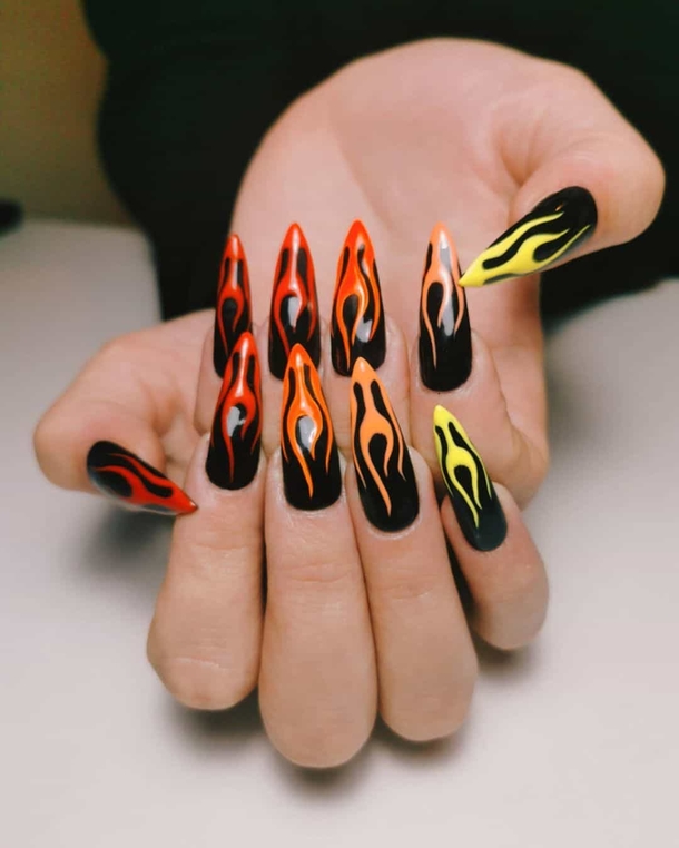 10 Cute But Spooky Halloween Nail Designs For 2023 - picture 11