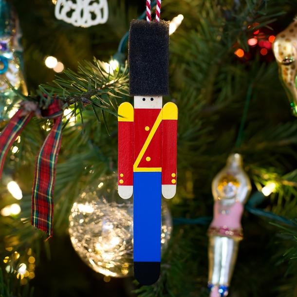10 DIY Christmas Popsicle Stick Crafts for Kids to Make - picture 11