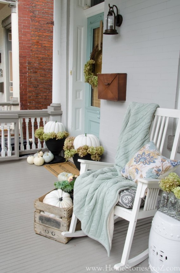 10 Eye-Catching Fall Porch Ideas To You Ready For The Autumn Season - picture 11