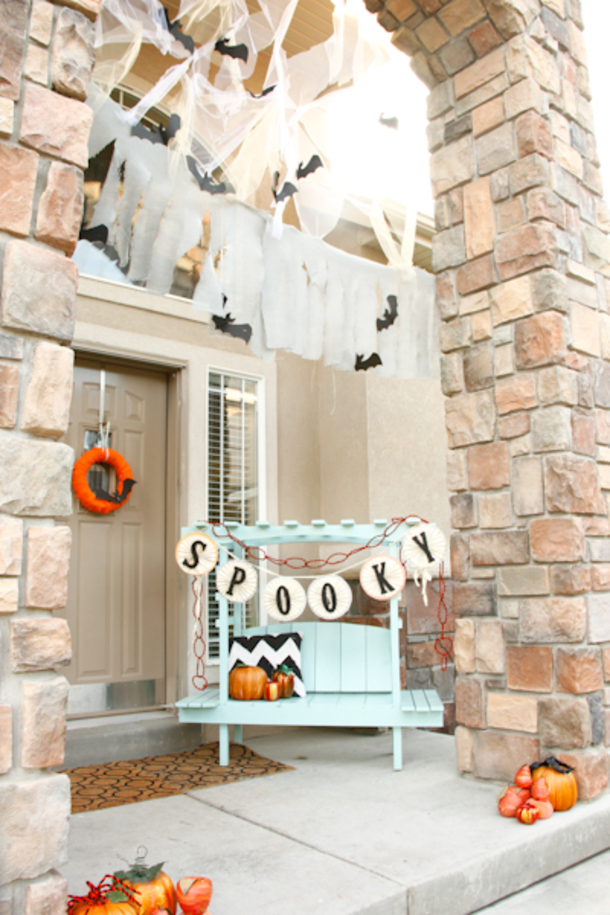 10 Eye-Catching Fall Porch Ideas To You Ready For The Autumn Season - picture 13