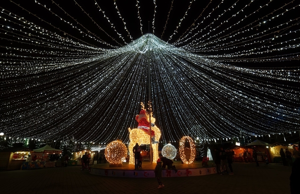 10 Festive Christmas Lights For The Holidays - picture 4