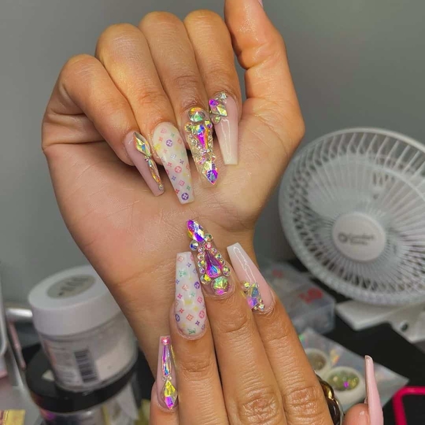 10 Gorgeous And Glamorous Birthday Nail Ideas For 2023 - picture 11