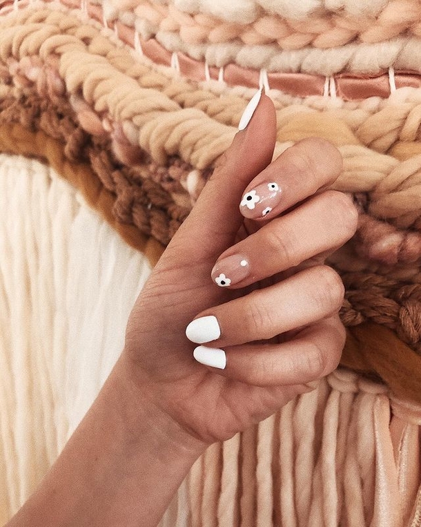 10 Gorgeous White Nail Ideas You Have To Try This Year - picture 7