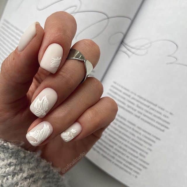 10 Gorgeous White Nail Ideas You Have To Try This Year - picture 9