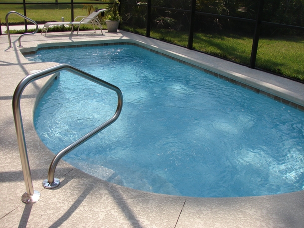 10 Great Backyard Pool Ideas - picture 11