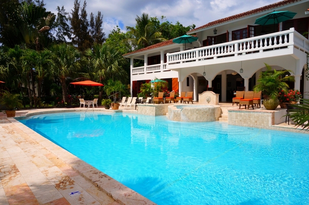 10 Great Backyard Pool Ideas - picture 8