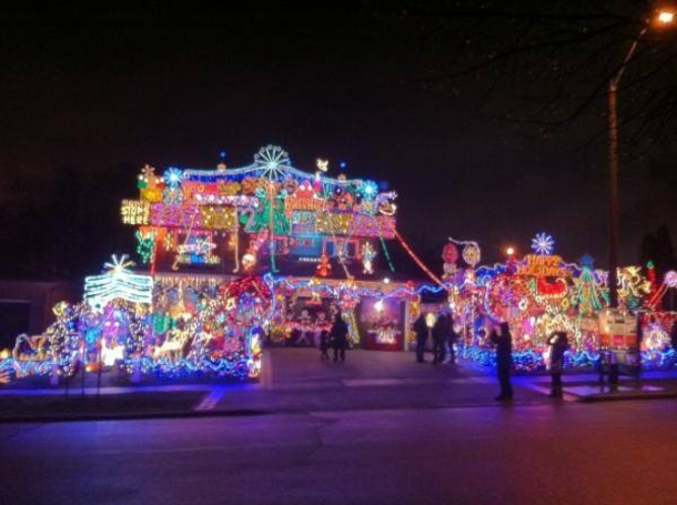 10 Houses That Were Decorated By Crazy Christmas Lovers - picture 2