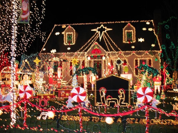 10 Houses That Were Decorated By Crazy Christmas Lovers - picture 6