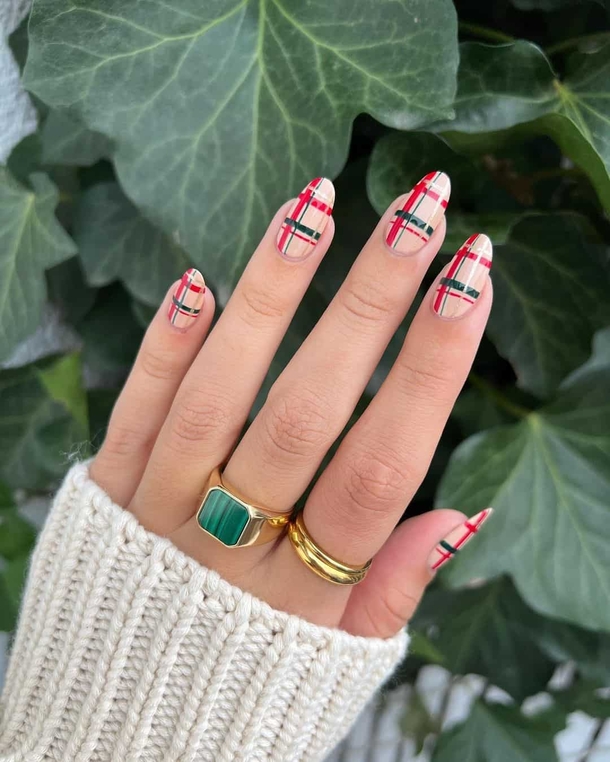 10 Instagram / Threads App Worthy Christmas Nails For 2023 - picture 2