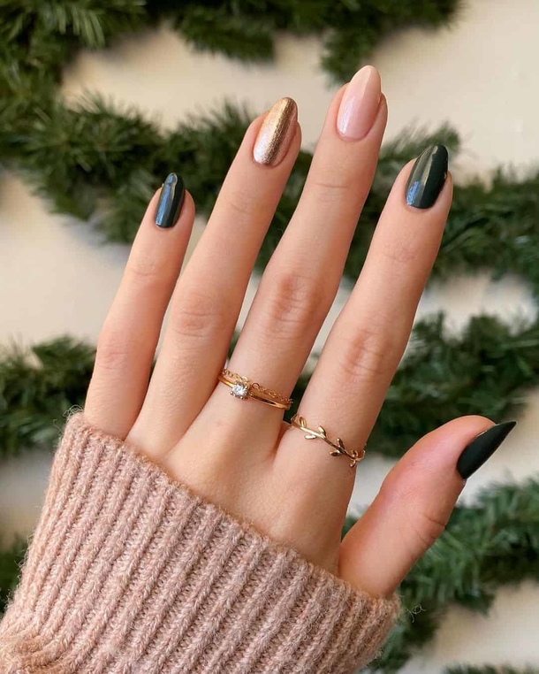 10 Instagram / Threads App Worthy Christmas Nails For 2023 - picture 3