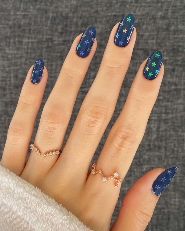 10 Instagram / Threads App Worthy Christmas Nails For 2023 - picture 5