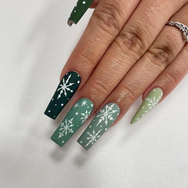 10 Instagram / Threads App Worthy Christmas Nails For 2023 - picture 6