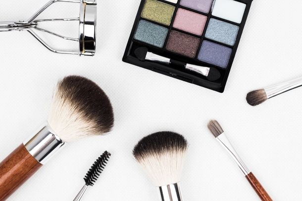 10 Makeup Accessories For Women - picture 3