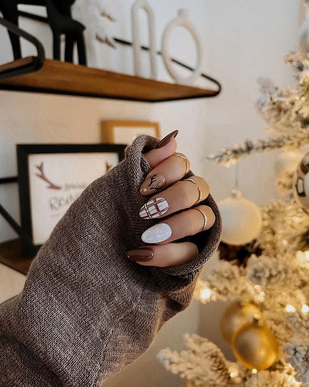 10+ Popular And Trendy Holiday Nails For 2023 - picture 8