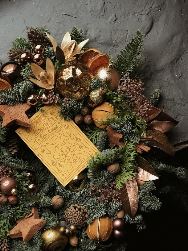 10+ Pretty Christmas Wreath Inspiration For Your Front Door - picture 10