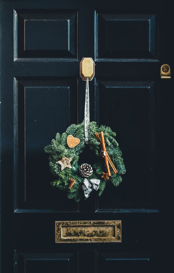 10+ Pretty Christmas Wreath Inspiration For Your Front Door - picture 11