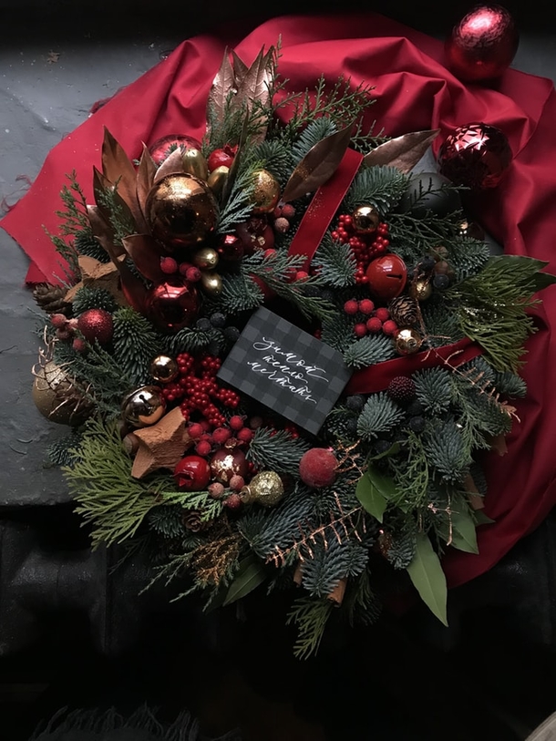 10+ Pretty Christmas Wreath Inspiration For Your Front Door - picture 12