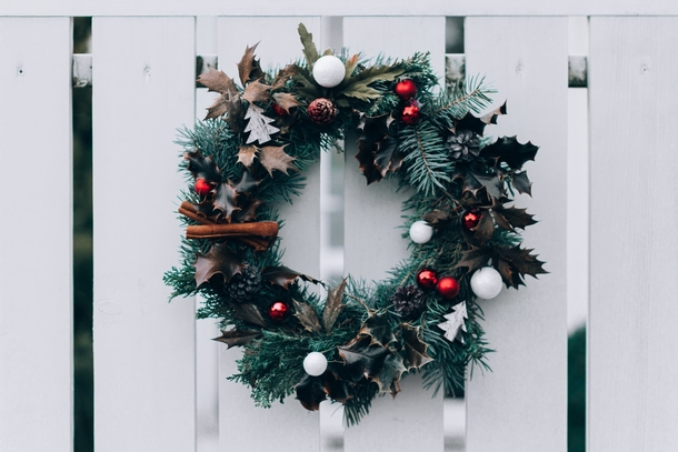 10+ Pretty Christmas Wreath Inspiration For Your Front Door - picture 13