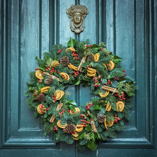 10+ Pretty Christmas Wreath Inspiration For Your Front Door - picture 2