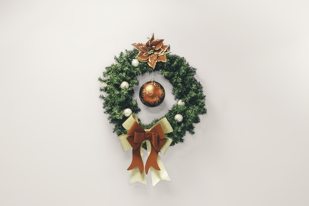 10+ Pretty Christmas Wreath Inspiration For Your Front Door - picture 3