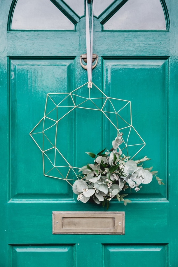 10+ Pretty Christmas Wreath Inspiration For Your Front Door - picture 4