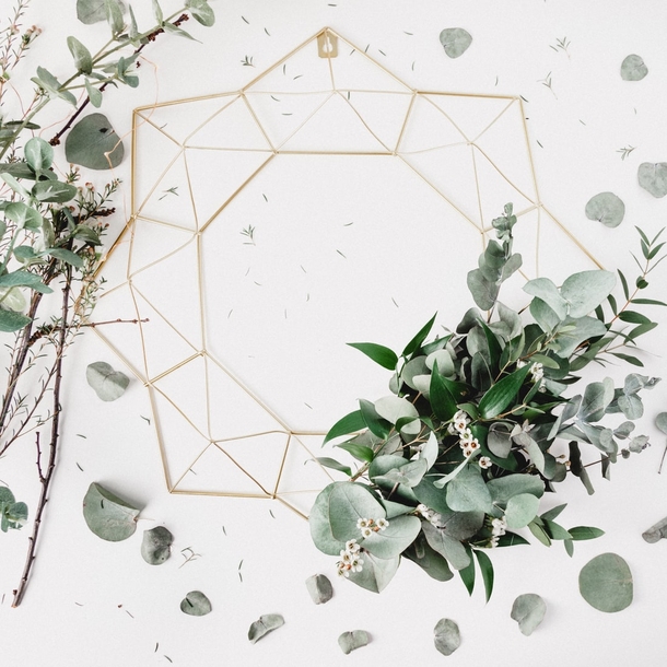 10+ Pretty Christmas Wreath Inspiration For Your Front Door - picture 5
