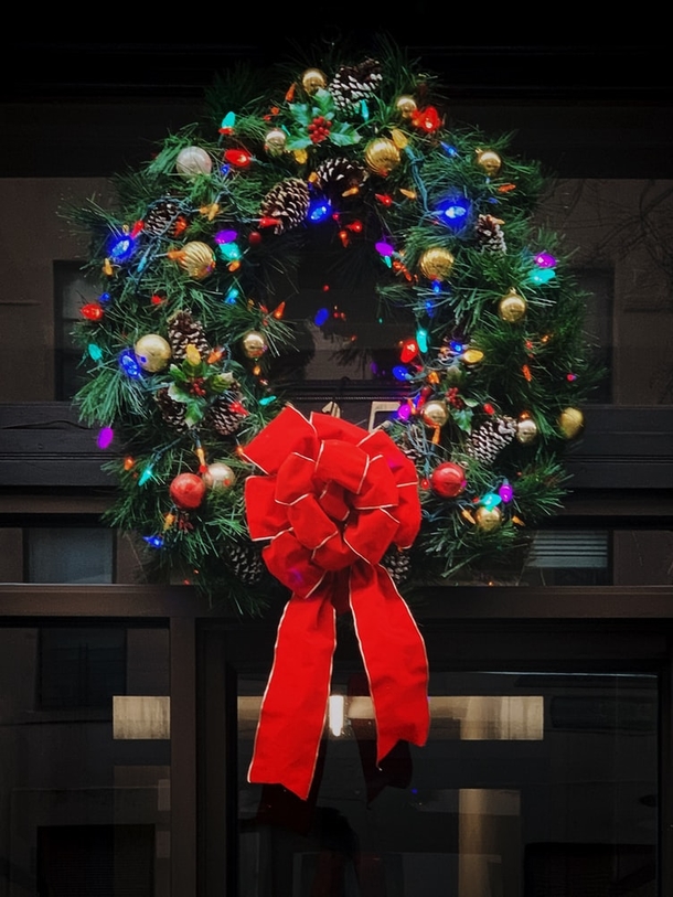 10+ Pretty Christmas Wreath Inspiration For Your Front Door - picture 6